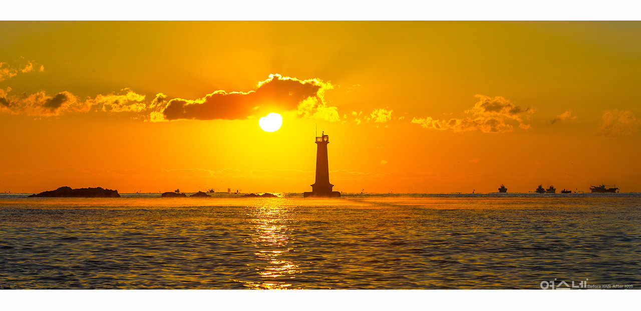 ▲ 돌산 작금등대와 일출 ⓒ정종현 사진작가