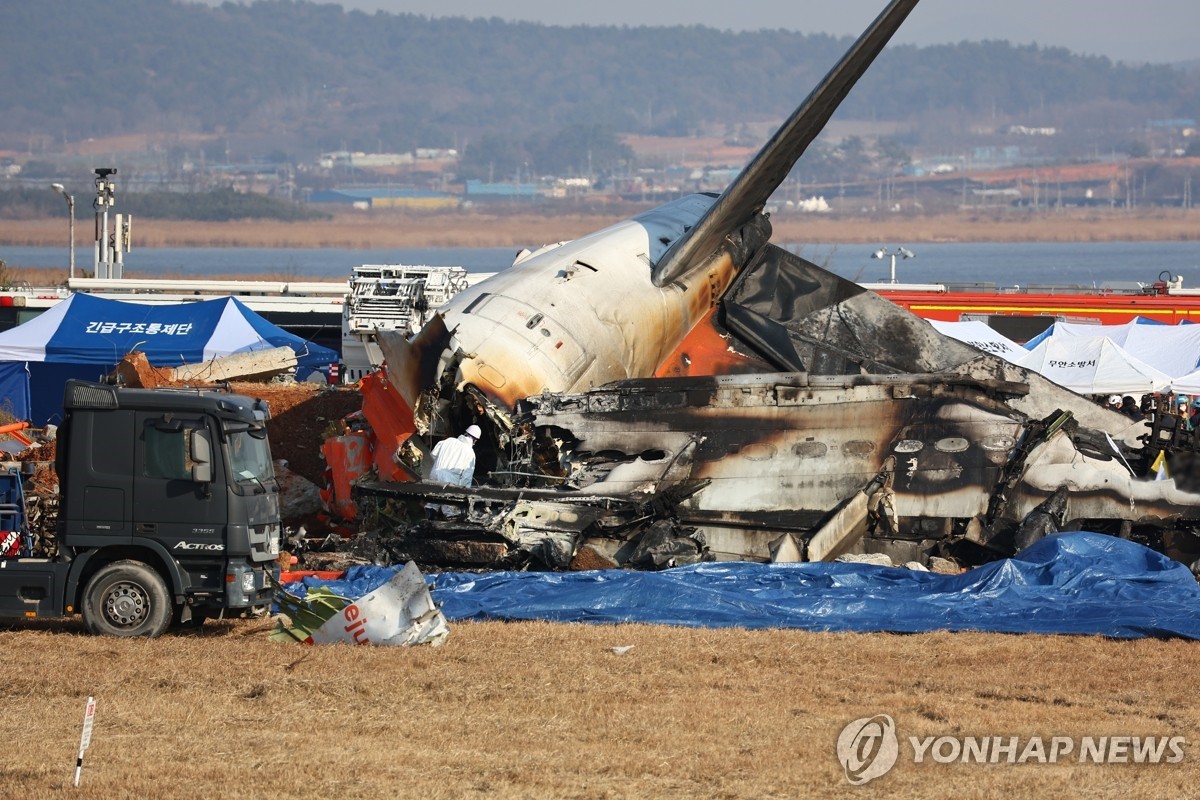 ▲ 사고 여객기 내부 수색하는 소방구급대원(무안=연합뉴스) 서대연 기자 = 지난 29일 전남 무안군 무안국제공항에서 발생한 제주항공 여객기 충돌 폭발 사고 현장에서 소방구급대원이 사고 여객기 내부를 수색하고 있다. 2024.12.31 dwise@yna.co.kr