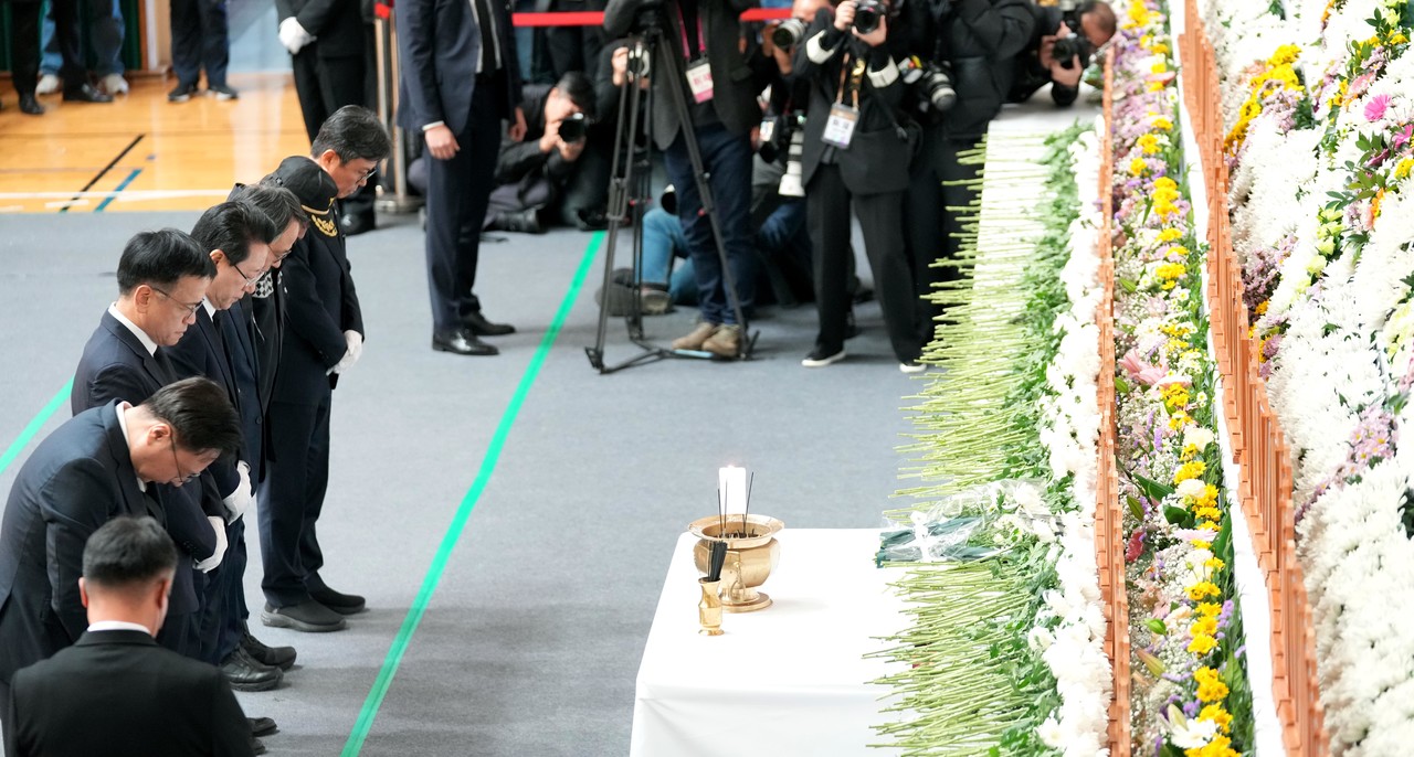 ▲최상목 대통령 권한대행(부총리 겸 기획재정부 장관)과 김영록 전라남도지사가 30일 무안스포츠파크에 마련된 제주항공 여객기 사고 희생자 합동분향소를 방문해 추모하고 있다. ⓒ전라남도