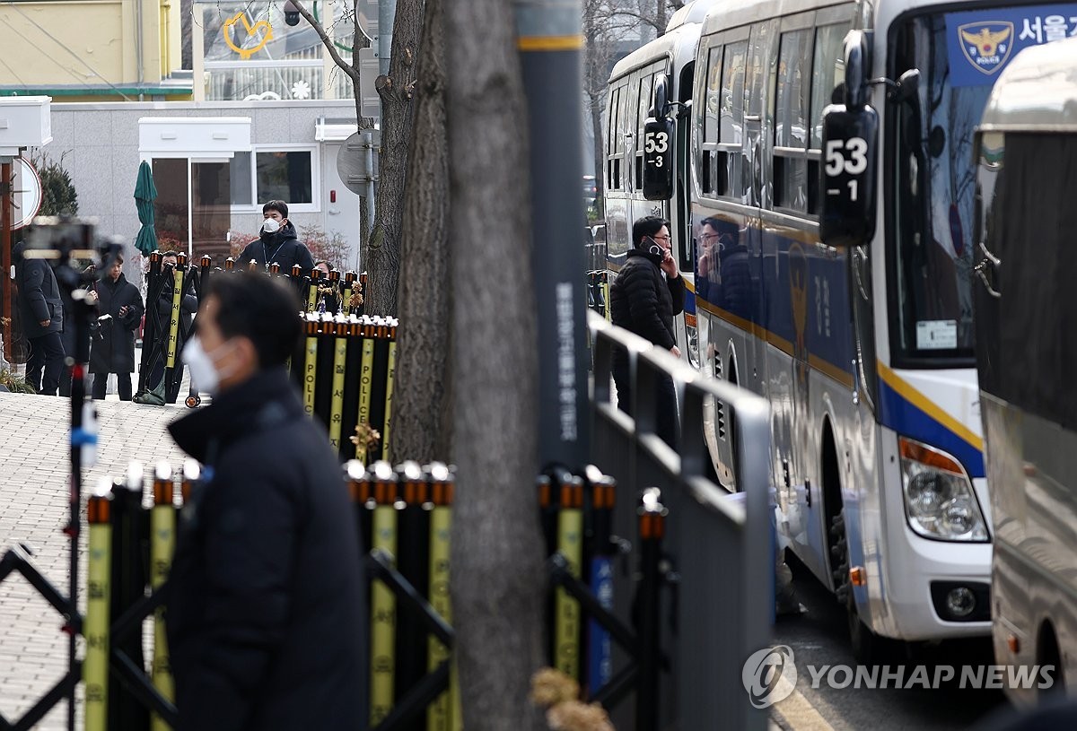 ▲ 공수처, 출석불응 尹 '내란혐의' 체포영장 청구(서울=연합뉴스) 윤동진 기자 = 고위공직자범죄수사처가 내란 혐의를 받는 윤석열 대통령에 대한 체포영장을 청구한 30일 서울 한남동 대통령 관저 인근의 모습. 2024.12.30 mon@yna.co.kr