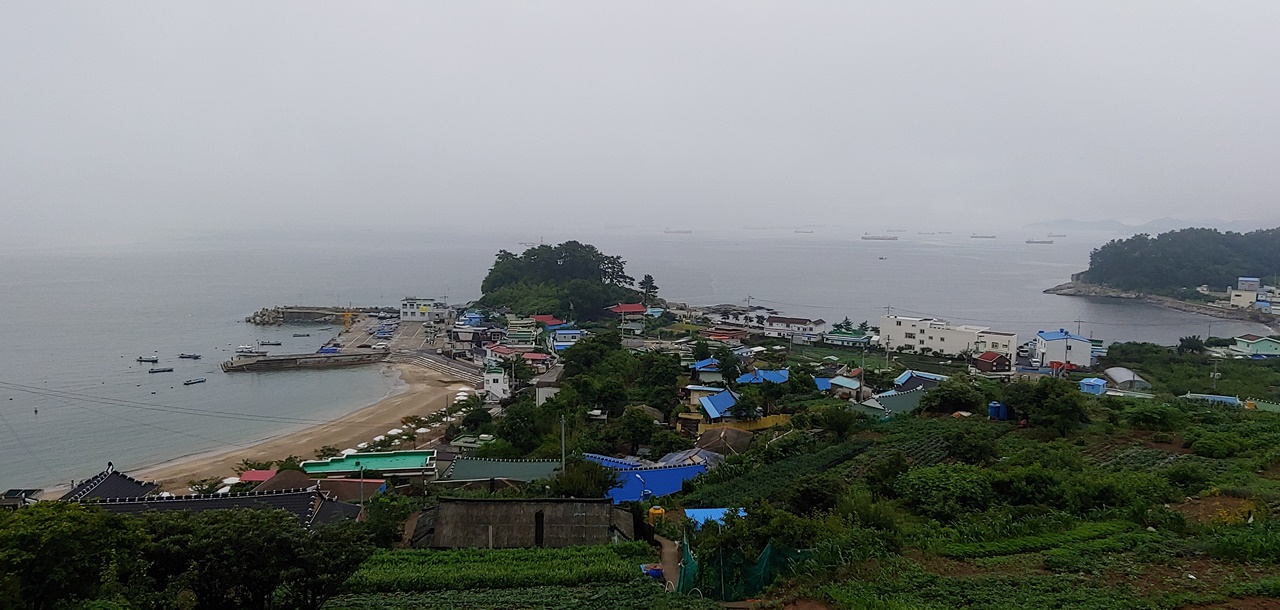 뱀과 개구리의 형상을 빼닮은 모사금해수욕장이 있는 오천동 마을 모습   ⓒ심명남