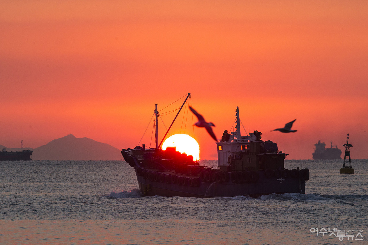 ▲ 오동도 입구 방파제에서 본 일출 ⓒ정종현 사진작가