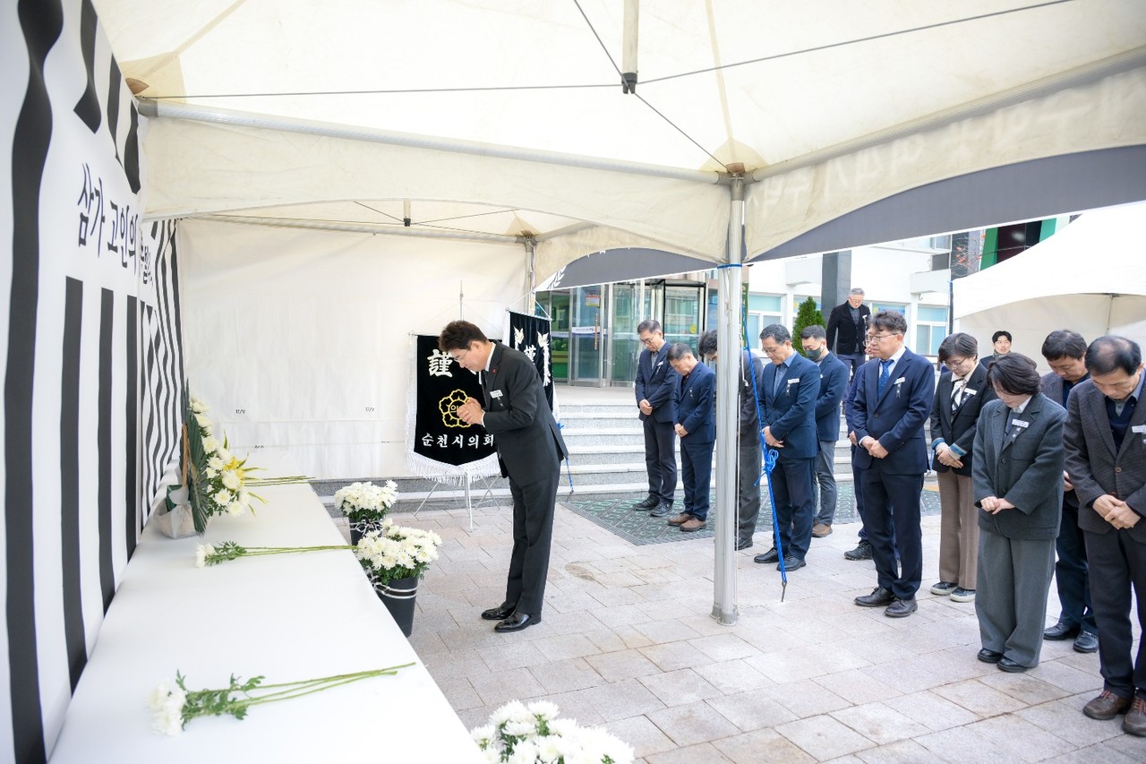 ▲노관규 순천시장을 비롯한 순천시 공무원들이 합동분향소에서 참배를 하고 있다. ⓒ순천시