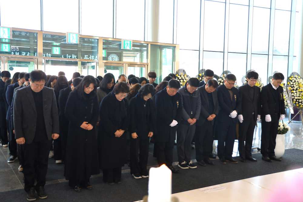 ▲ 제주항공 여객기 사고 합동 분향소 참배.ⓒ여수교육지원청