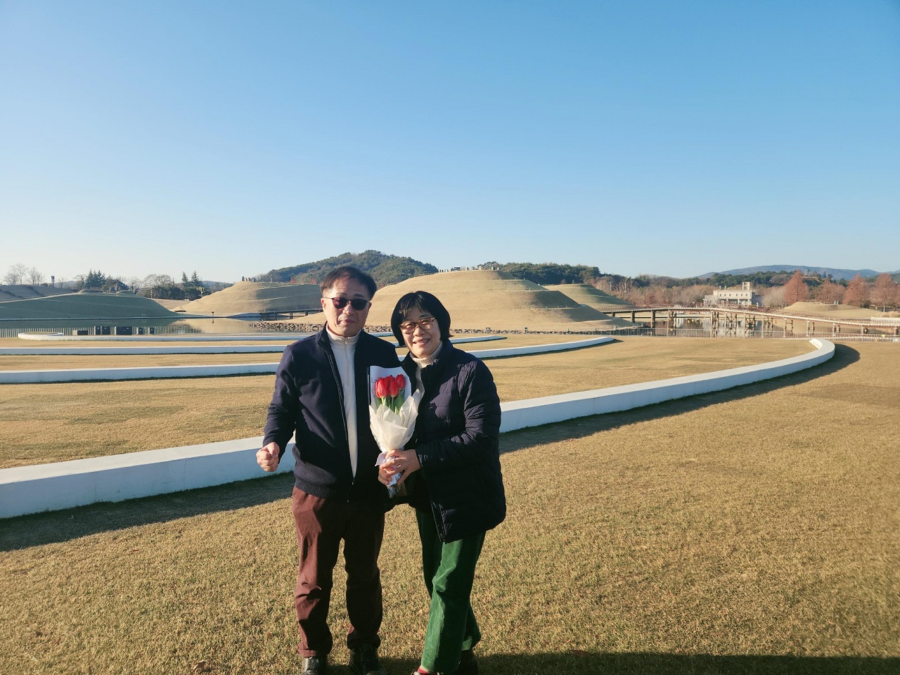 ▲2025년 순천만국가정원의 첫 방문자인 부부가 국가정원에서 기념 사진을 찍고 있다. ⓒ순천시