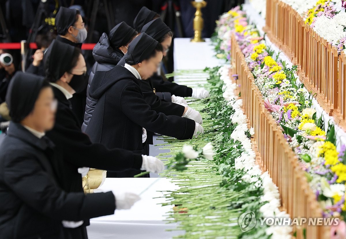 ▲ 조문객 발길 이어지는 제주항공 사고 희생자 합동분향소(무안=연합뉴스) 홍기원 기자 = 30일 전남 무안스포츠파크에 마련된 제주항공 여객기 사고 희생자 합동분향소에 조문객 발길이 이어지고 있다. 2024.12.30 xanadu@yna.co.kr