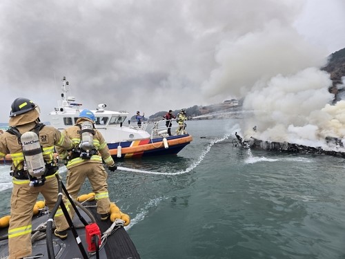 ▲ 불 끄는 해경[여수해경 제공. 재판매 및 DB 금지]