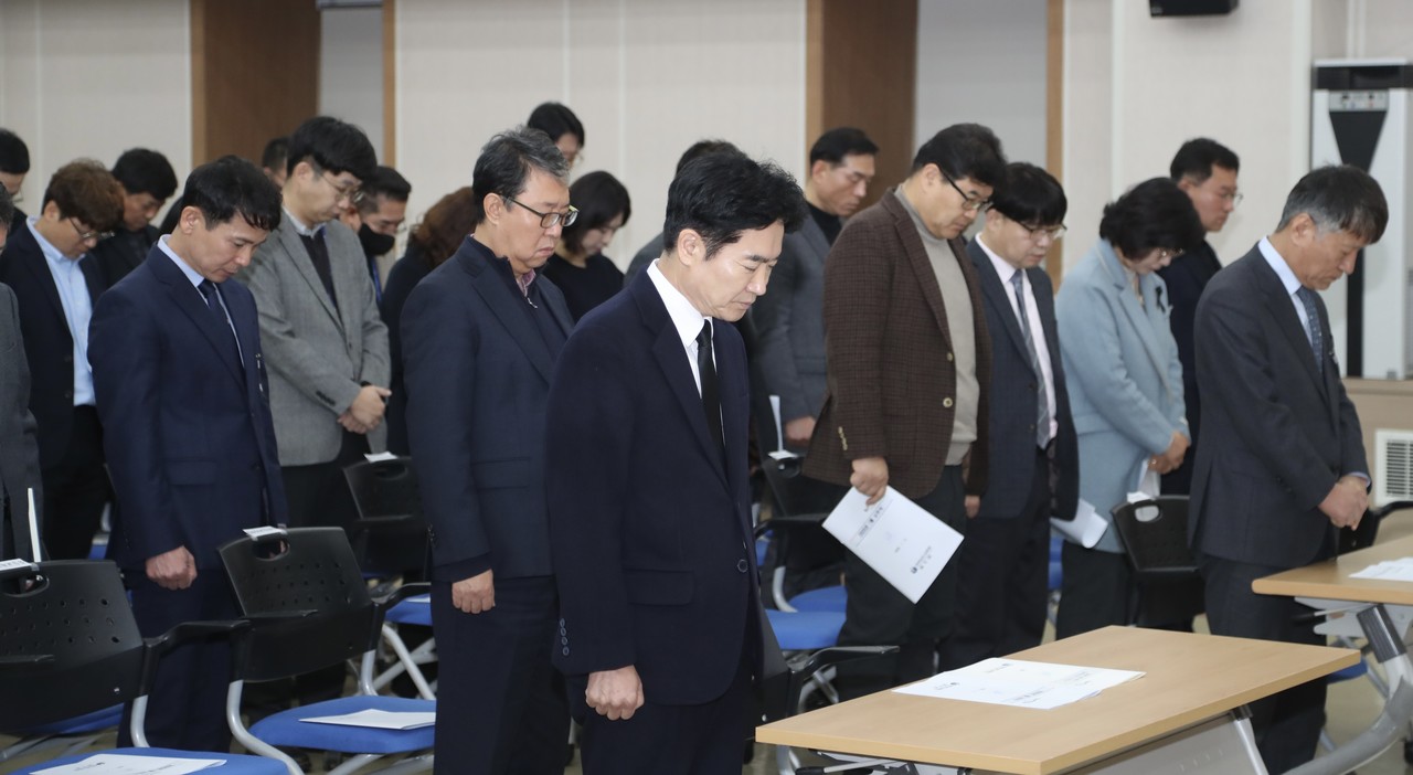 ▲ 김대중 교육감과 도교육청 직원들이 제주항공 여객기 사고 희생자들을 위한 묵념을 올리고 있다. ⓒ전라남도교육청