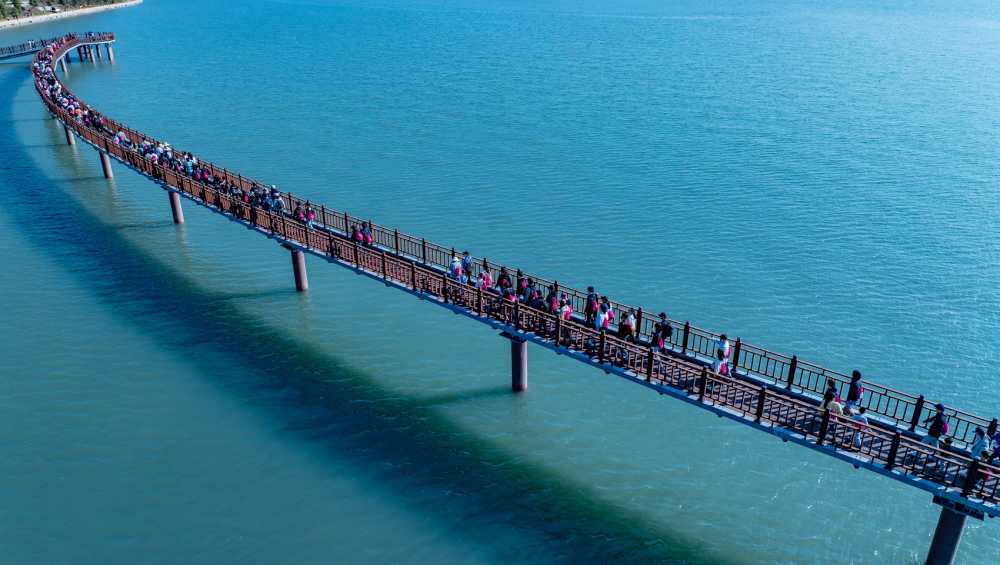 ▲화포해변 데크길을 걷는 사람들 ⓒ순천시