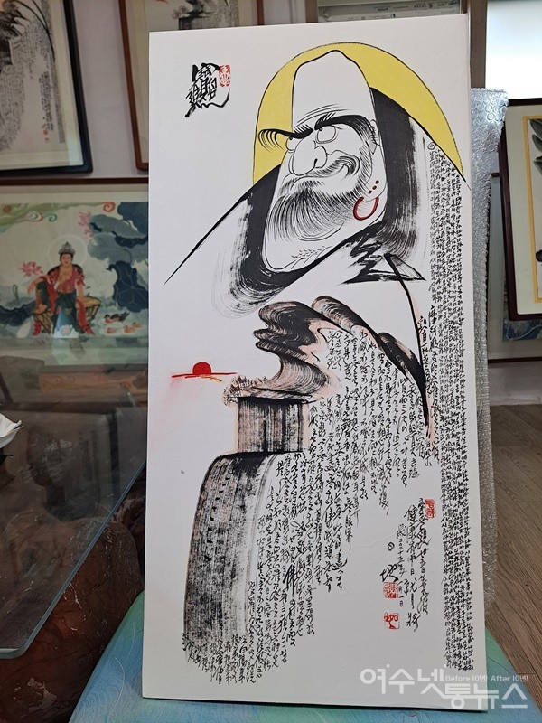 ▲ 한성식 화백이 그린 달마도는 달마대사의 그림을 기본으로 ‘신묘장구대다라니’와 ‘반야심경’을 한글 또는 한문으로 필사했다. ⓒ조찬현