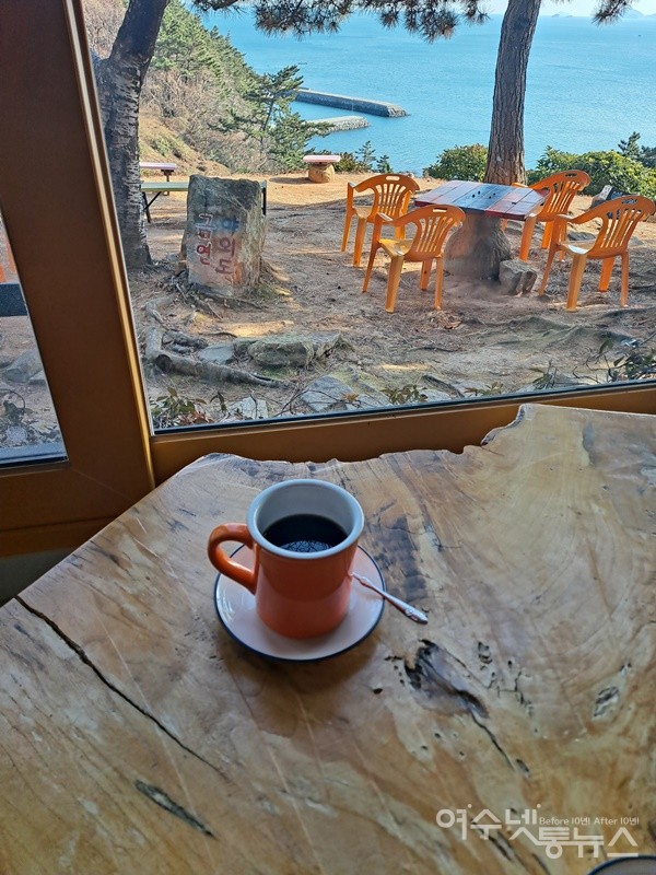 ▲ 여수 돌산읍 금성리 언덕에 바람 카페다. ⓒ조찬현