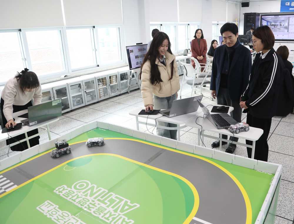 ▲ 김대중 교육감이 노안중 미래교실에서 학생들의 AI자율주행자동차 시연을 보고 있다.ⓒ전라남도교육청