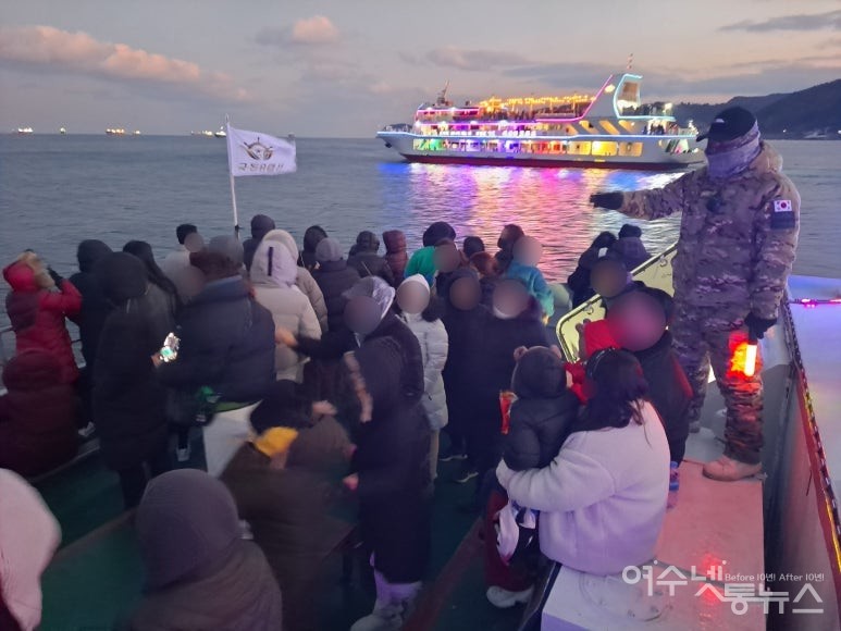 ▲오동도 유람선에 승선해서 이사부크루즈에서 쏘아대는 야경 불꽃은 참으로 아름답다. ⓒ조찬현