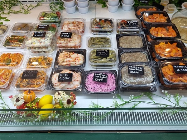 ▲함박마을 식료품가게에 진열된 각종 김치 ⓒ 김경희