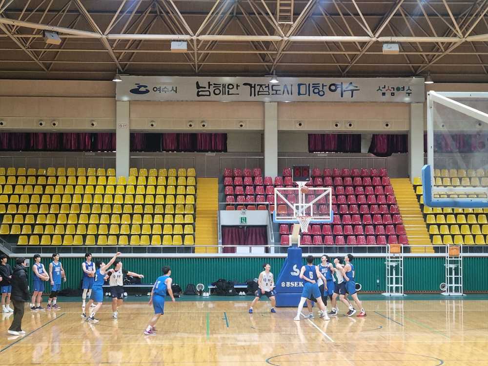 ▲단국대 전지훈련팀이 망마체육관에서 배재고 선수들과 연습경기를 하고 있다. ⓒ여수시