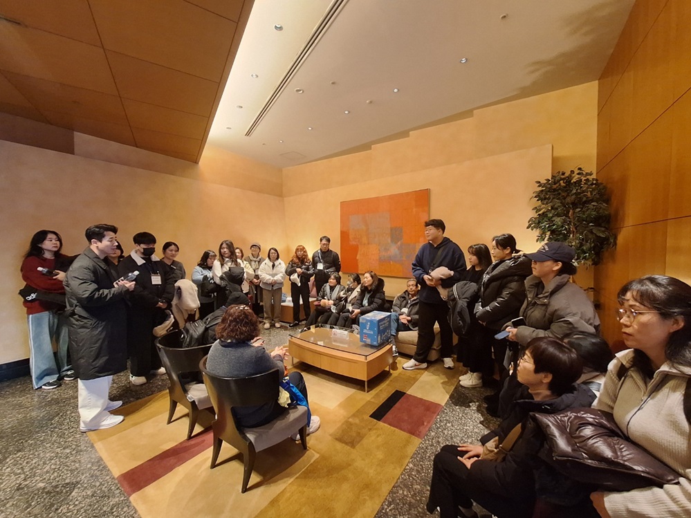 ▲ 직무연수가 시작되기 전 학생들에게 안전지도를 하고 있는 사회복지과 노재현 교수