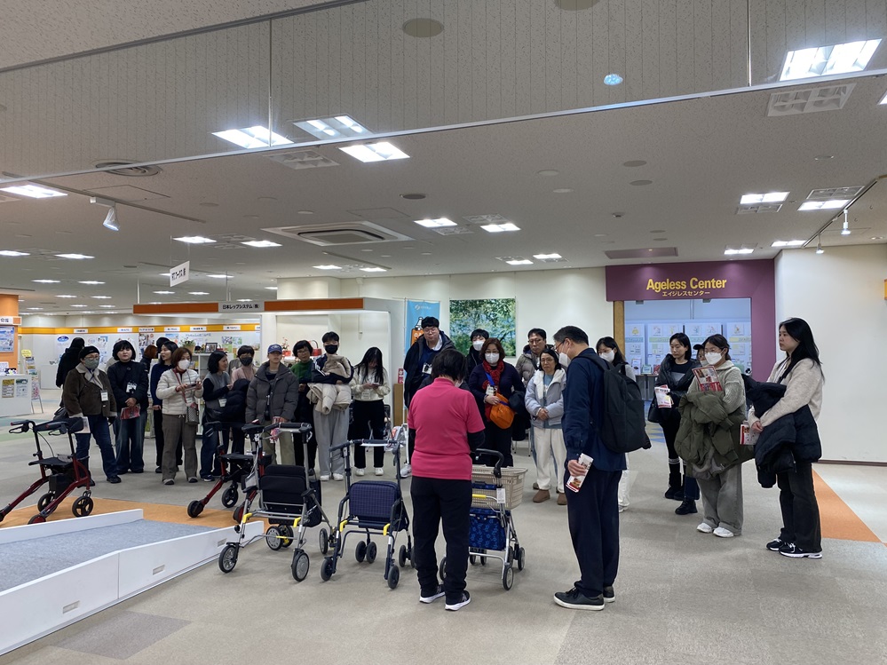 ▲ 일본 최대 규모의 개호, 복지, 건강 관련 상설전시장인 ATC 에이지레스를 방문한 한영대학교 사회복지과 학생들