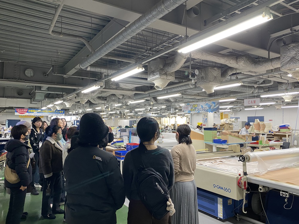 ▲ 의족․의수를 포함한 의지 장구 선도기업인 카와무라 기시 주식회사에서 시설 투어를 하고 있는 한영대학교 사회복지과 학생들