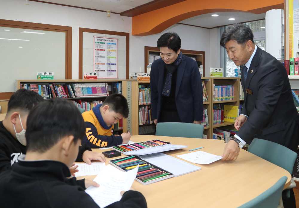 ▲ 김대중 교육감이 임성초 돌봄교실 수업을 둘러보고 있다.ⓒ전라남도교육청