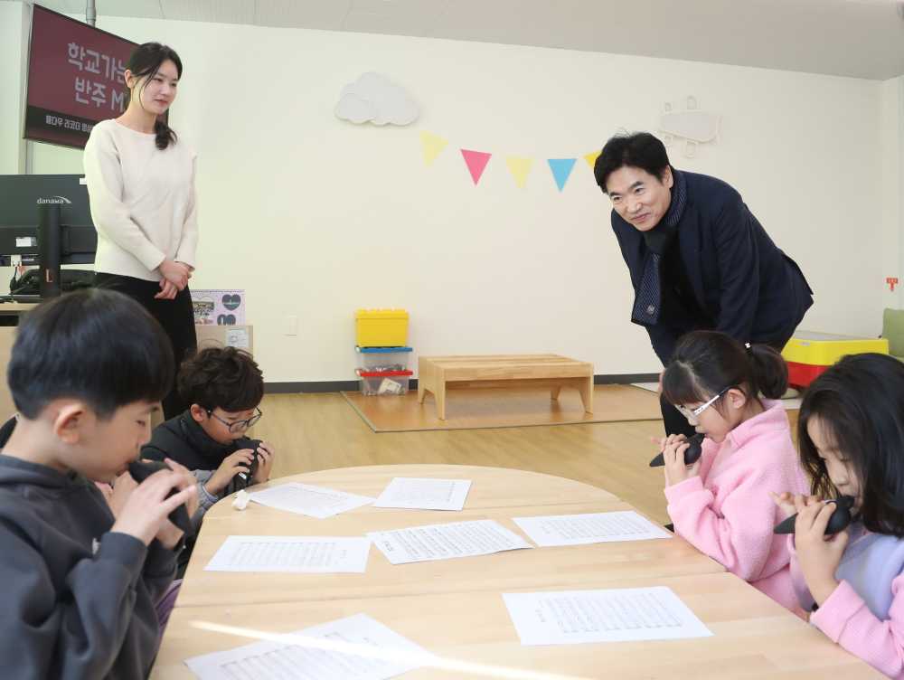 ▲ 김대중 교육감이 임성초 돌봄교실 수업을 둘러보고 있다.ⓒ전라남도교육청