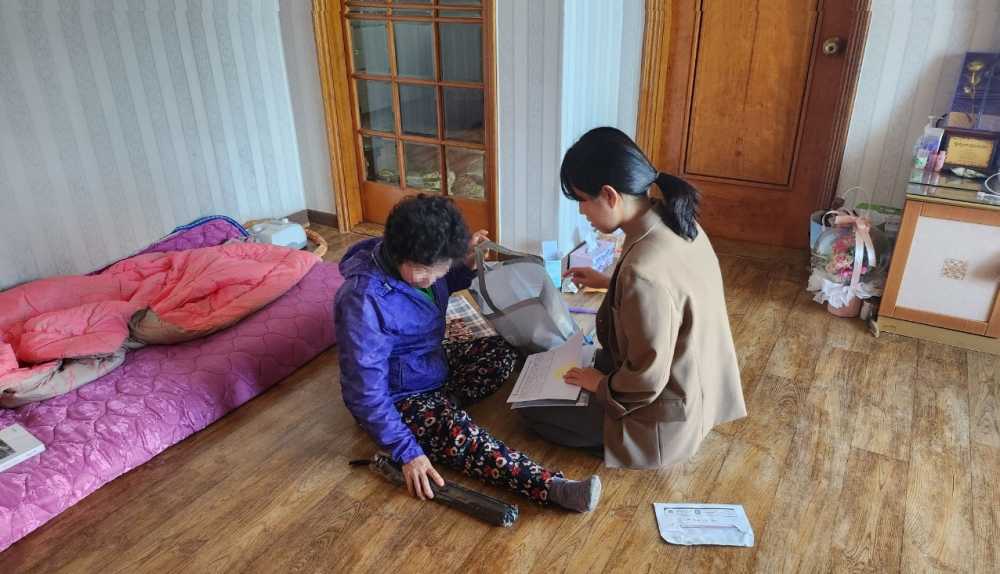 ▲ 취약계층 가정을 방문하여 안부를 살피고 긴급복지지원사업을 안내하고 있다.ⓒ순천시