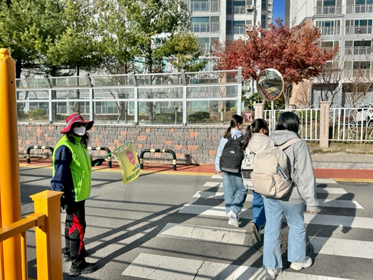 ▲ 등하굣길 안전지킴이의 교통지도에 따라 학생들이 안전하게 등교하고 있다.ⓒ여수시