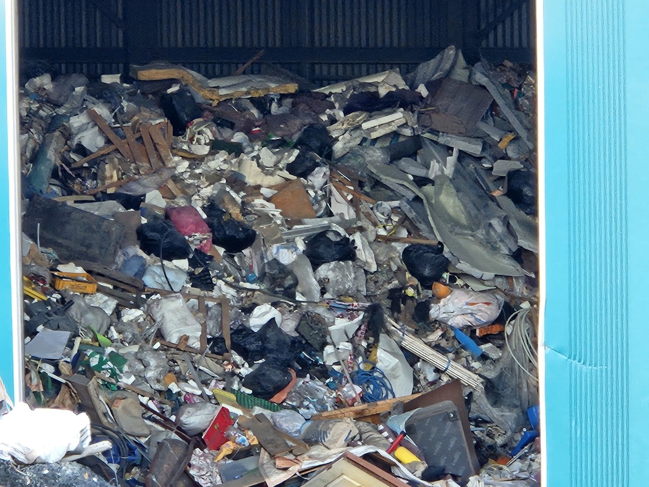 ▲취적다리 부근에 방치된 쓰레기 ⓒ 전남타임스 박난실 기자 제공