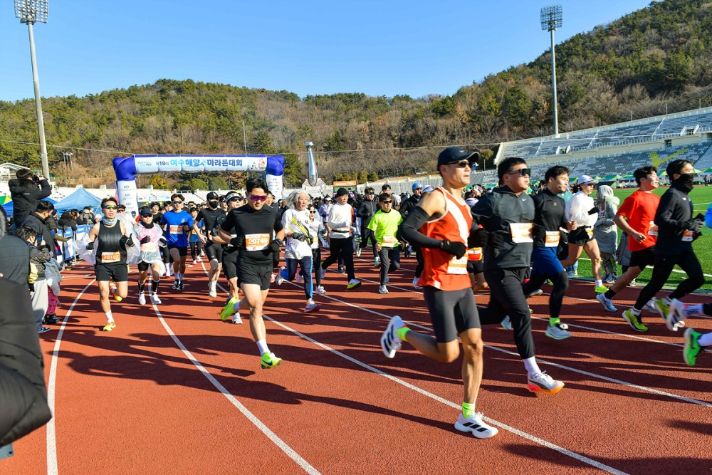 ▲ 2025년 국내 첫 마라톤대회인 ‘제19회 여수해양마라톤대회’에 6,200여 명의 선수들이 참가한 가운데 지난 12일 성황리에 종료됐다.ⓒ여수시