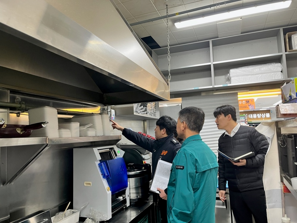 ▲ 순천시 합동점검반이 다중이용시설 소방점검을 실시하고 있다 .ⓒ순천시