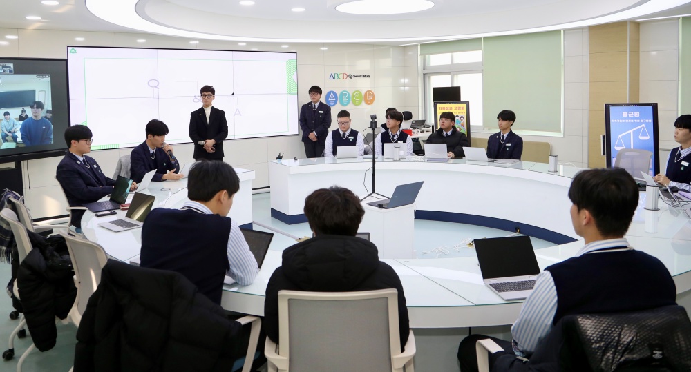 ▲ 목포고등학교 미래교실에서 목포고-나주고등학교 간 온라인 공동 협력 수업이 진행되고 있다. ⓒ전남교육청