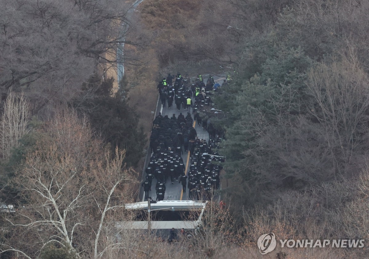 ▲ 2차 저지선 넘은 경찰