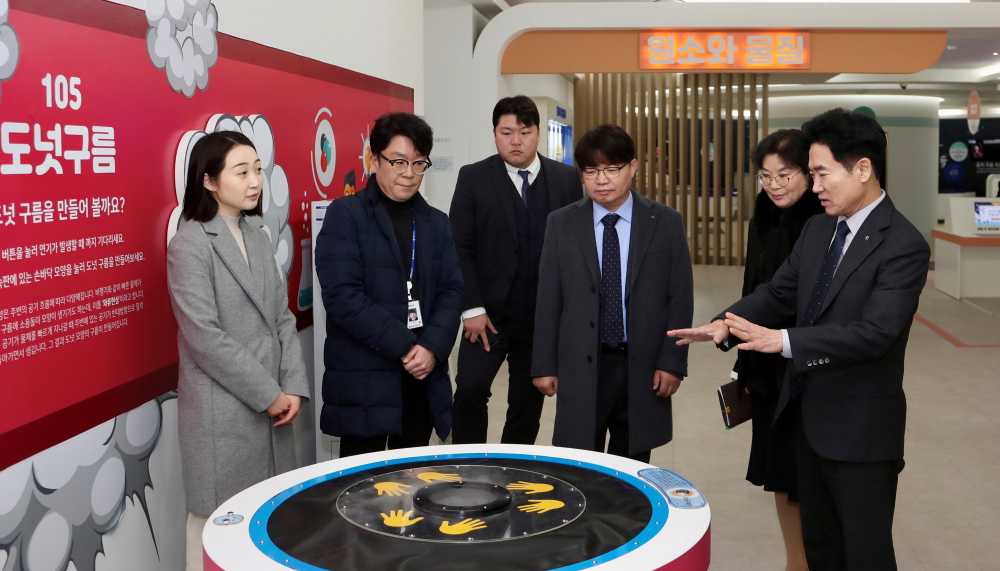 ▲ 김대중 교육감과 관계자들이 창의융합교육원 미래교육관 및 체험센터 등을 둘러보고 있다. ⓒ전라남도교육청