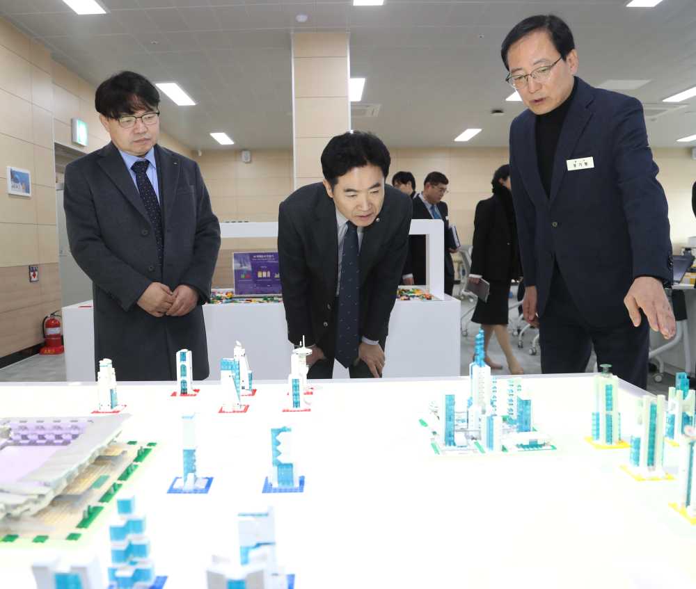 ▲ 김대중 교육감과 관계자들이 창의융합교육원 미래교육관 및 체험센터 등을 둘러보고 있다. ⓒ전라남도교육청