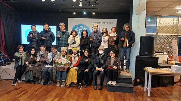 ▲ 순천작가회의 멤버들이 기념촬영했다 ⓒ 오문수