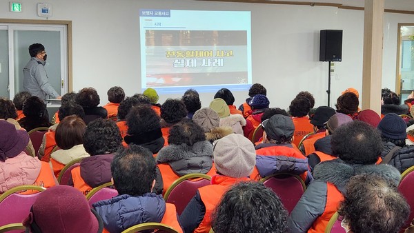  ▲ 여수경찰서 교통과 김종협 경감이 교통안전교육을 진행하고 있다.