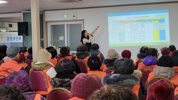 ▲ 노인공익활동사업 참여자들이 직무교육을 받고 있다.