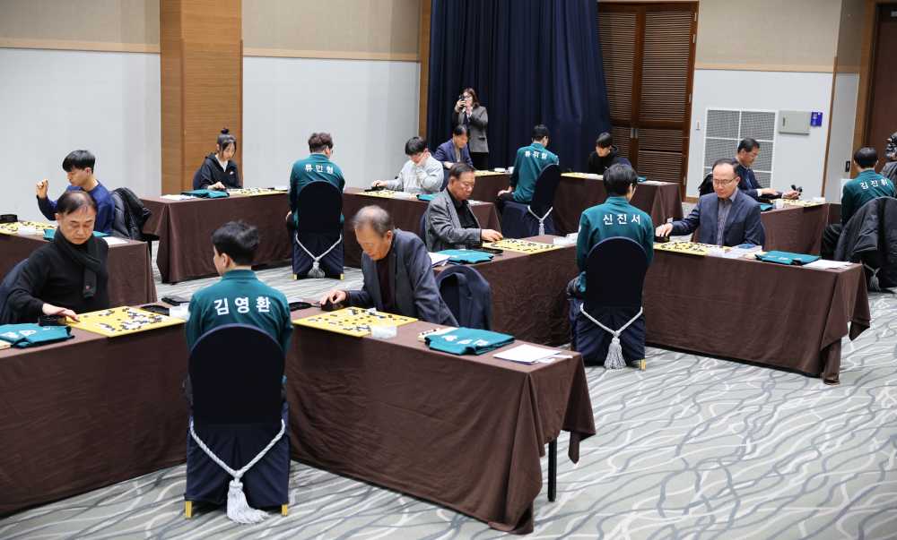 ▲ 15일 전통의 명문 바둑구단 ‘GS칼텍스팀’이 16일 열리는 2024-2025 바둑리그 여수투어에 앞서 지역 바둑 팬, 꿈나무들과 지도 다면기를 진행하고 있다. ⓒGS칼텍스