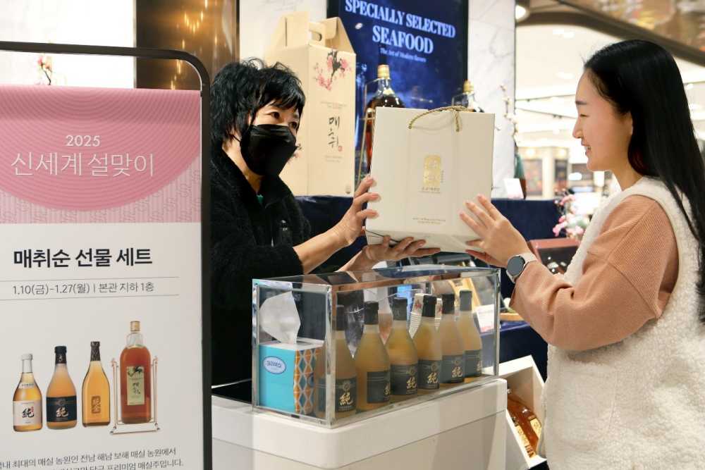 ▲ 한 고객이 보해양조 매취순 선물세트를 구매하고 있다. ⓒ보해양조