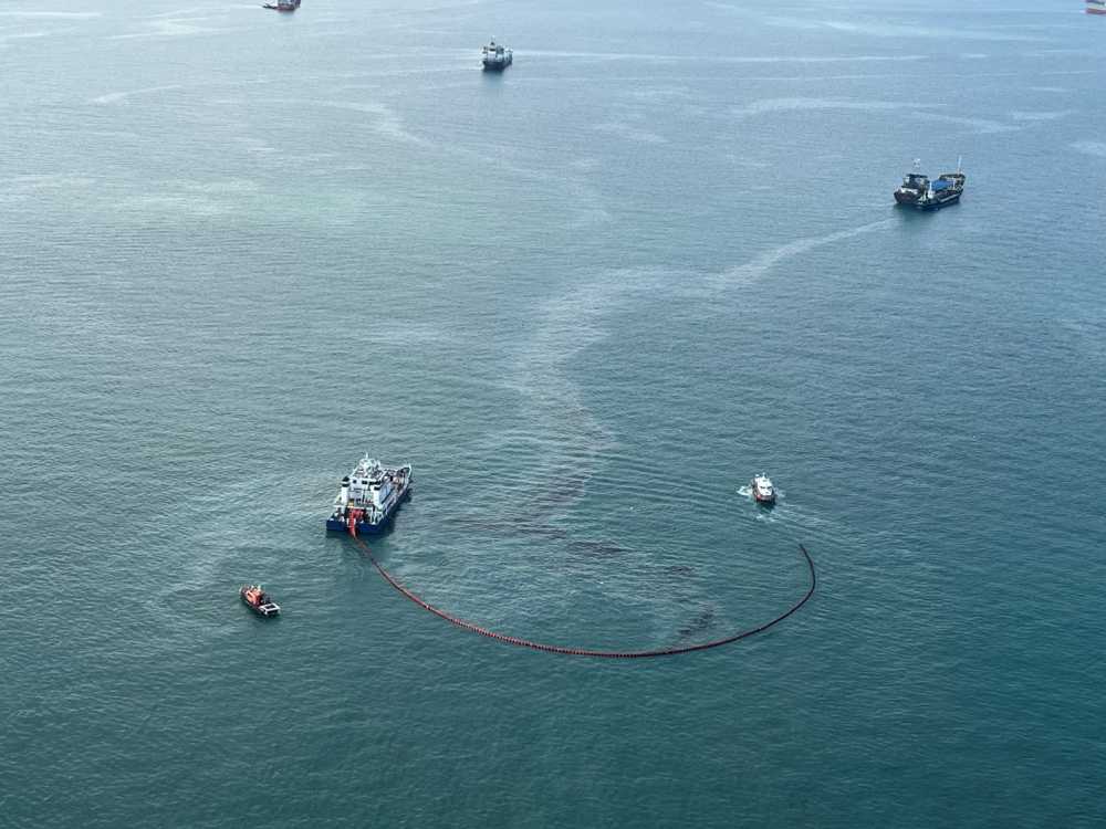 ▲ 해상에 유출된 기름을 방제 작업 중인 해경 ⓒ여수해양경찰서