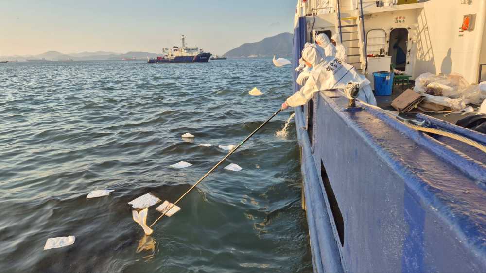 ▲ 해양오염 방제작업 중인 해경 ⓒ여수해양경찰서