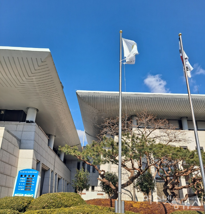 ▲여수시의회 싱징인 깃발이 가장자리가 찢어져 바람에 너덜거린다. ⓒ조찬현