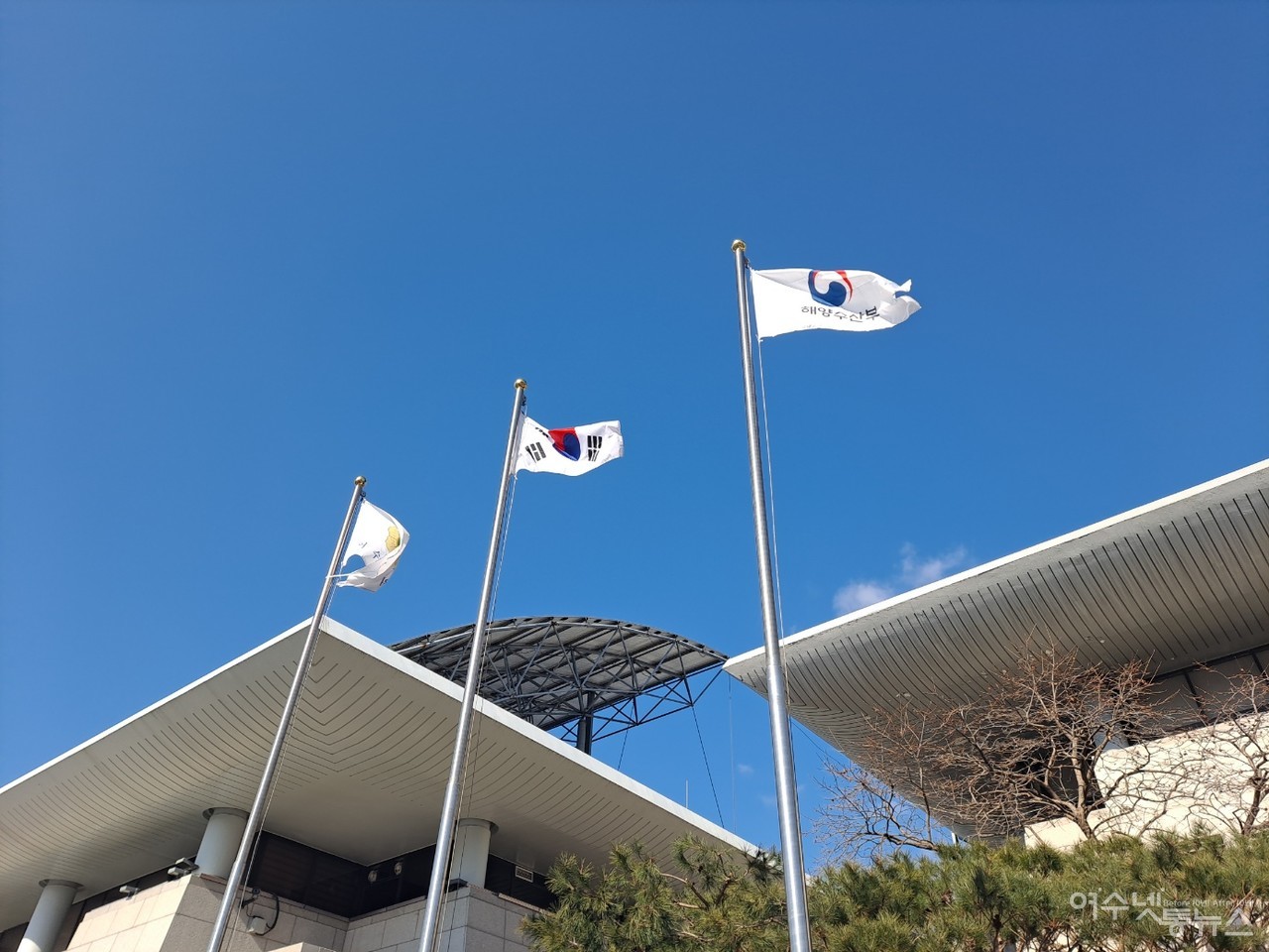 ▲여수시의회 싱징인 깃발이 가장자리가 찢어져 바람에 너덜거린다. ⓒ조찬현