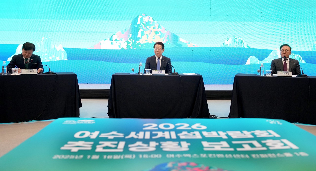 ▲ 김영록 전라남도지사가 16일 여수엑스포컨벤션센터에서 열린 ‘2026여수세계섬박람회 추진상황 보고회’에서 시민들의 의견을 청취하고 답변을 하고 있다. ⓒ전라남도