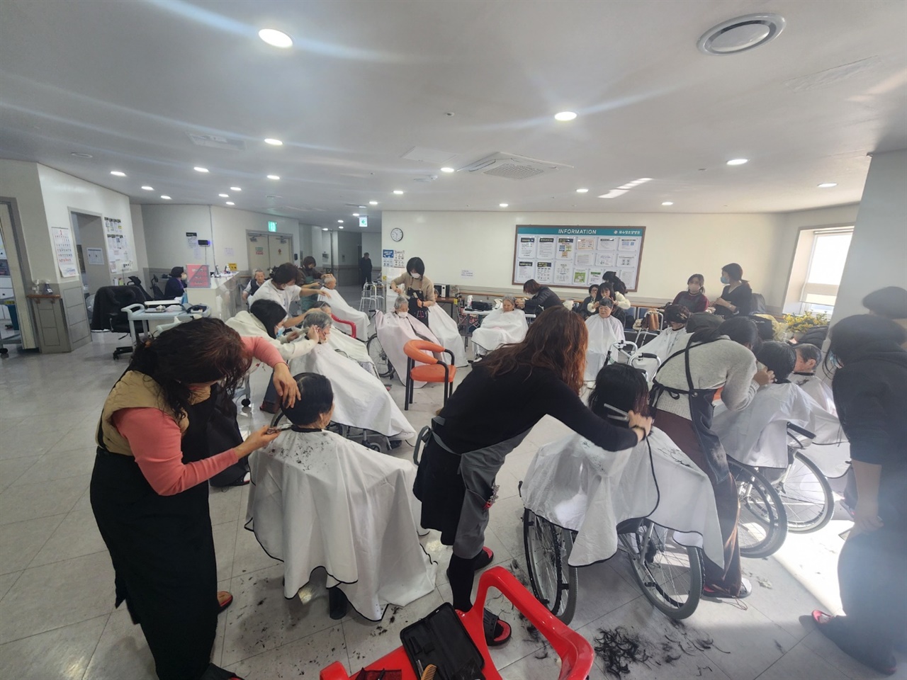 ▲가위질 소리 '더감성'요양병원에서 미용봉사하는 ' 더감' 모습 ⓒ 김용자