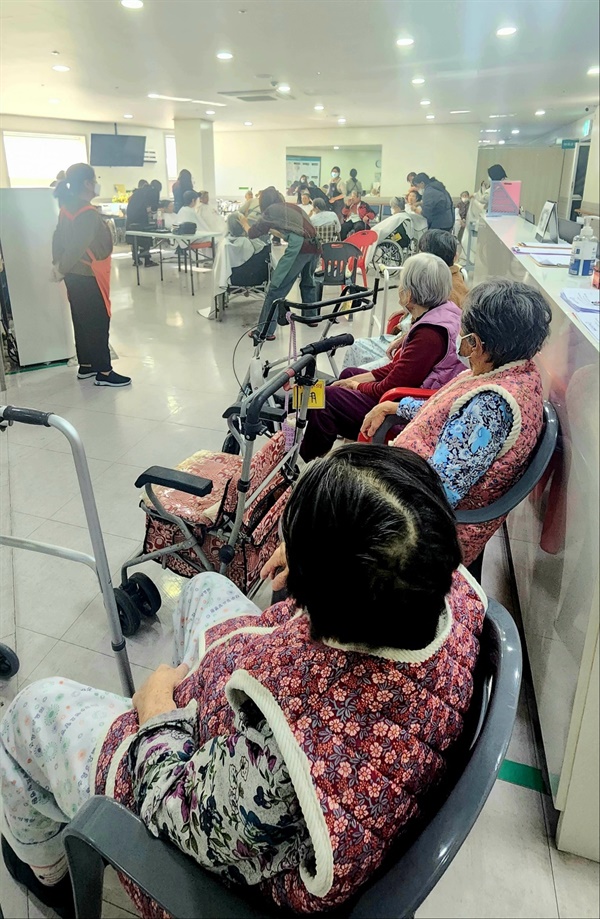 ▲미용 순서 기다리는 어르신들예쁘게 머리 자를 것을 기대하며 순서 기다리시는 어르신들 ⓒ 김용자