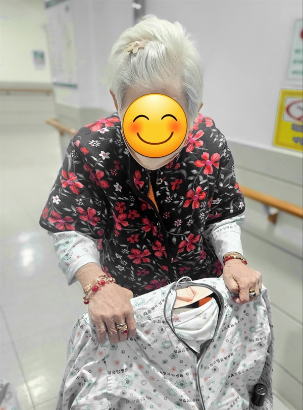 ▲ 멋쟁이 어르신꽃무늬 옷에 팔지 반지 머리핀이 예쁜 멋쟁이 어르신을 보니 가족들의 사랑이 느껴지고 정갈한 삶을 사셨을 것 같은 모습이다. ⓒ 김용자