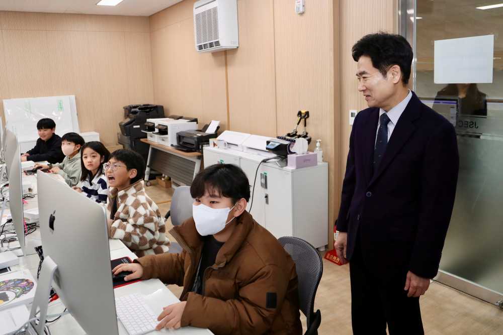 ▲ 전남교육감이 순천만생태문화교육원에서 코딩 프로그램을 배우고 있는 학생들의 활동을 참관하고 있다.ⓒ전라남도교육청