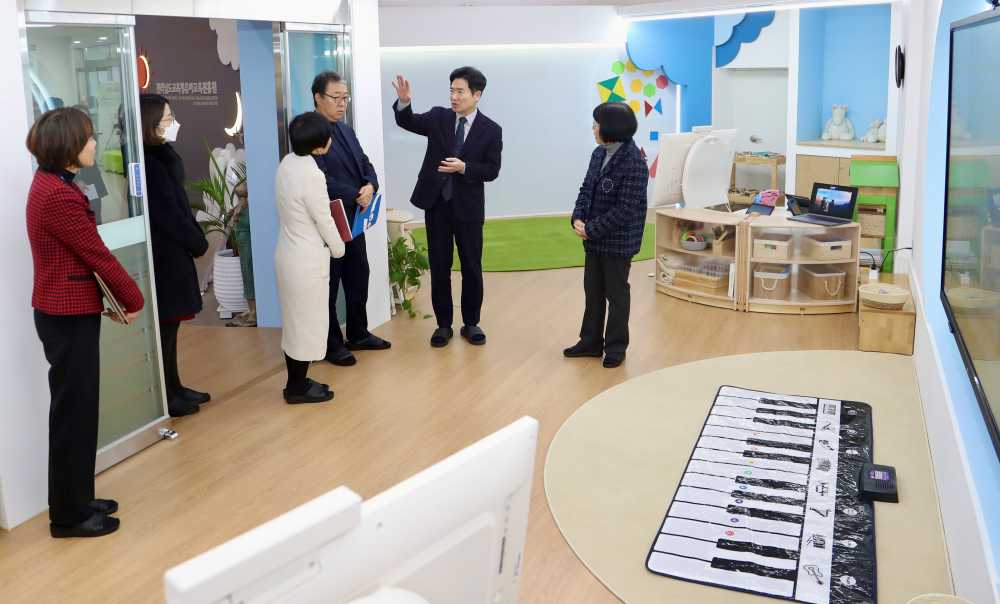 ▲ 전남교육감과 관계자들이 유아교육진흥원의 유아 ‘2030교실’을 둘러보고 있다. ⓒ전라남도교육청