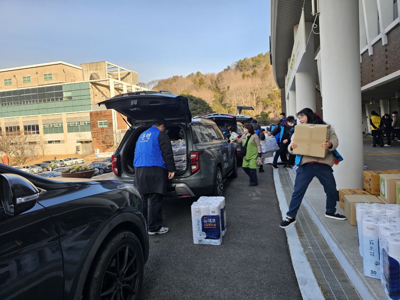 ▲여수 아름다운 가게는 여수 망마 경기장에서 나눔 보따리 전달식을 가졌다. ⓒ아름다운 가게