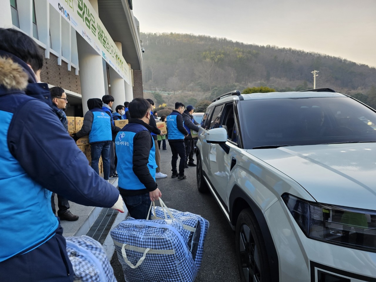 ▲여수 아름다운 가게는 18일 오전 9시 여수 망마 경기장에서 나눔 보따리 전달식을 가졌다. ⓒ아름다운 가게
